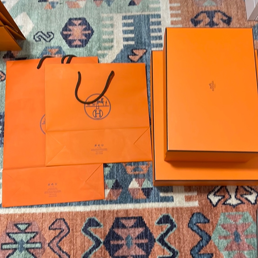 2 Hermes boxes with 2 shopping bag